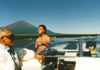 富士をバックに