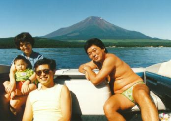 富士山をバックに